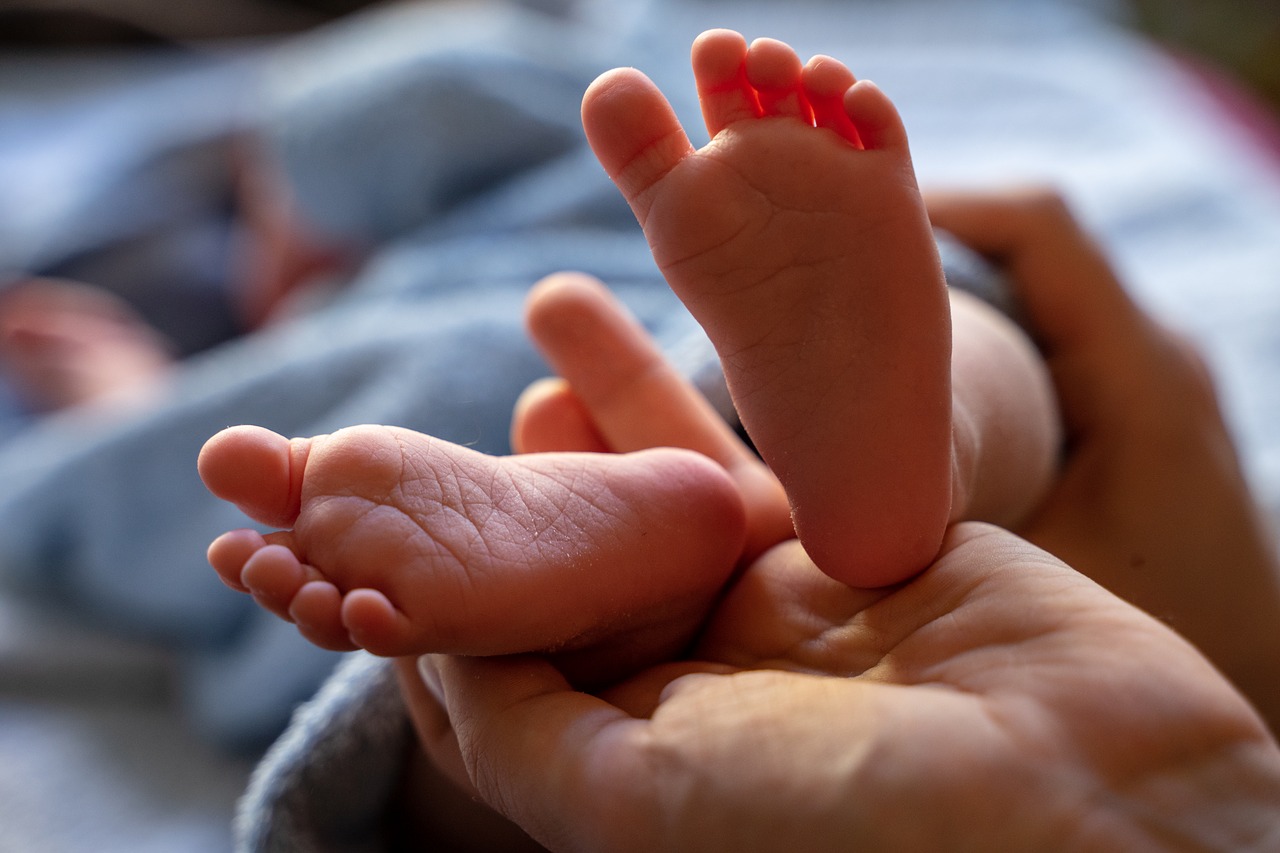 Cuál es el protocolo de identificación de un bebé recién nacido en el hospital