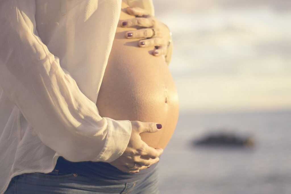 Mujer en su semana 16 de embarazo en la playa