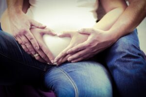 Mujer embarazada junto a su pareja