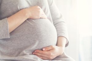 Mujer esperando el nacimiento de su hijo