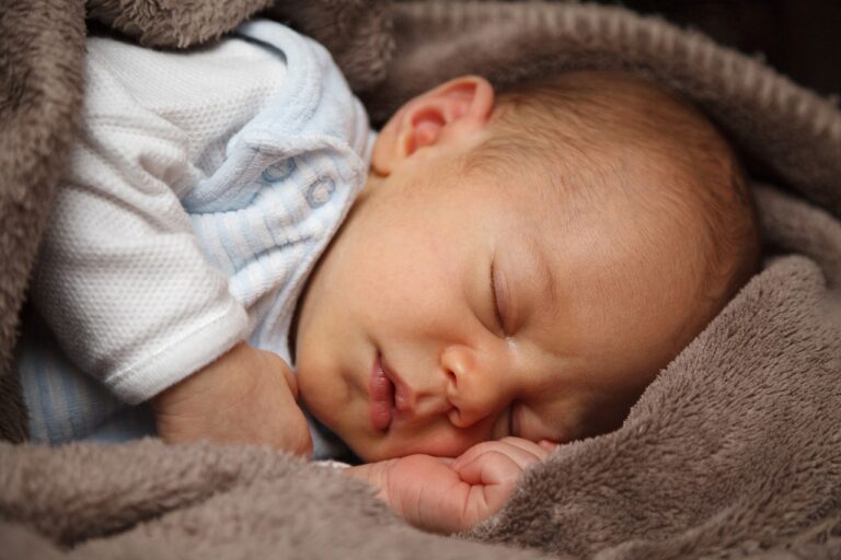 La importancia de la ropa de cama y los pijamas para la conciliación del sueño de los bebés