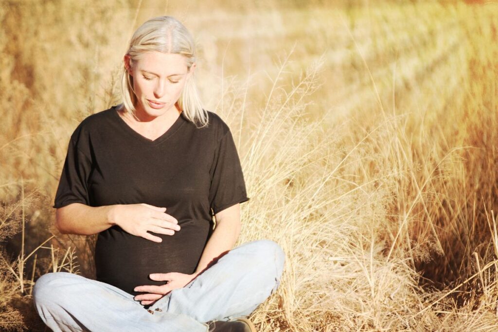 Mujer sentada en estado de embarazo