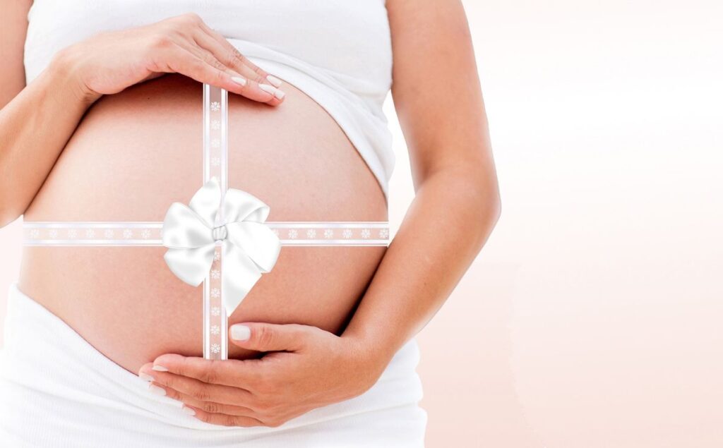 Mujer con barriga precintada en estado de embarazo