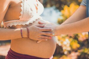 Padres esperando a su hijo