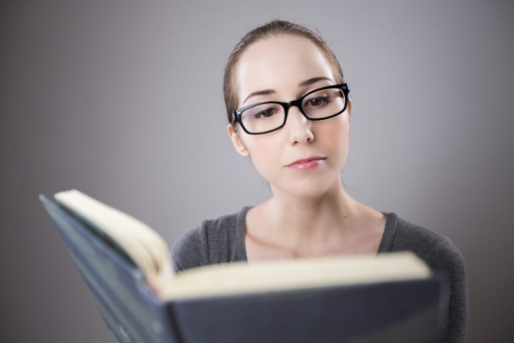 mujer leyendo libro sobre embarazo